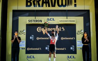 Caleb Ewan se arriesga y gana